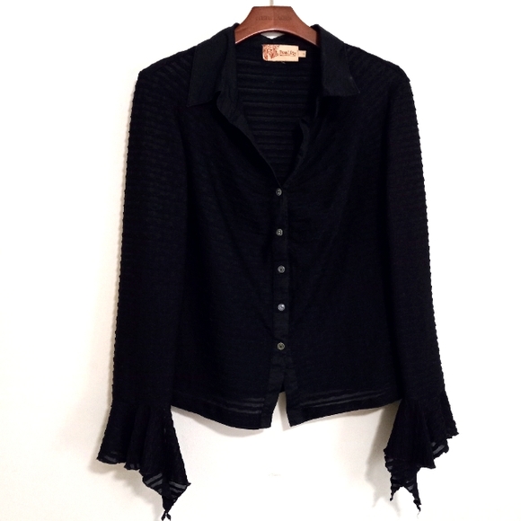 Reality L Squiggle Ribbed Long Sleeved Butterfly Cuffed Button Down Black Top - Picture 1 of 7